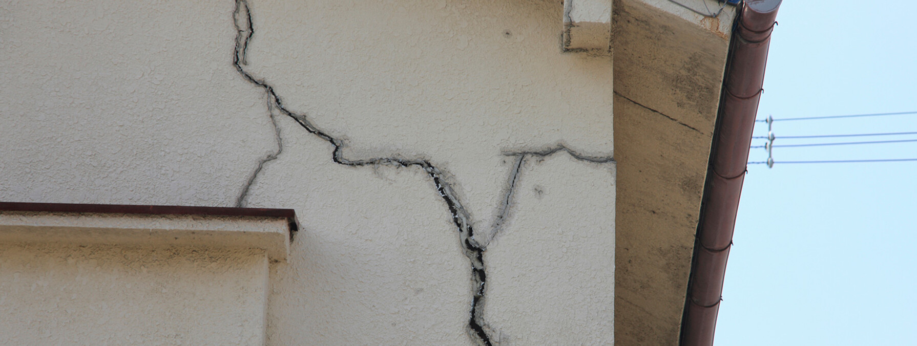 Sécheresse - Gonflement - Argiles - Sous-sol - Fissures - RGA - Immeuble